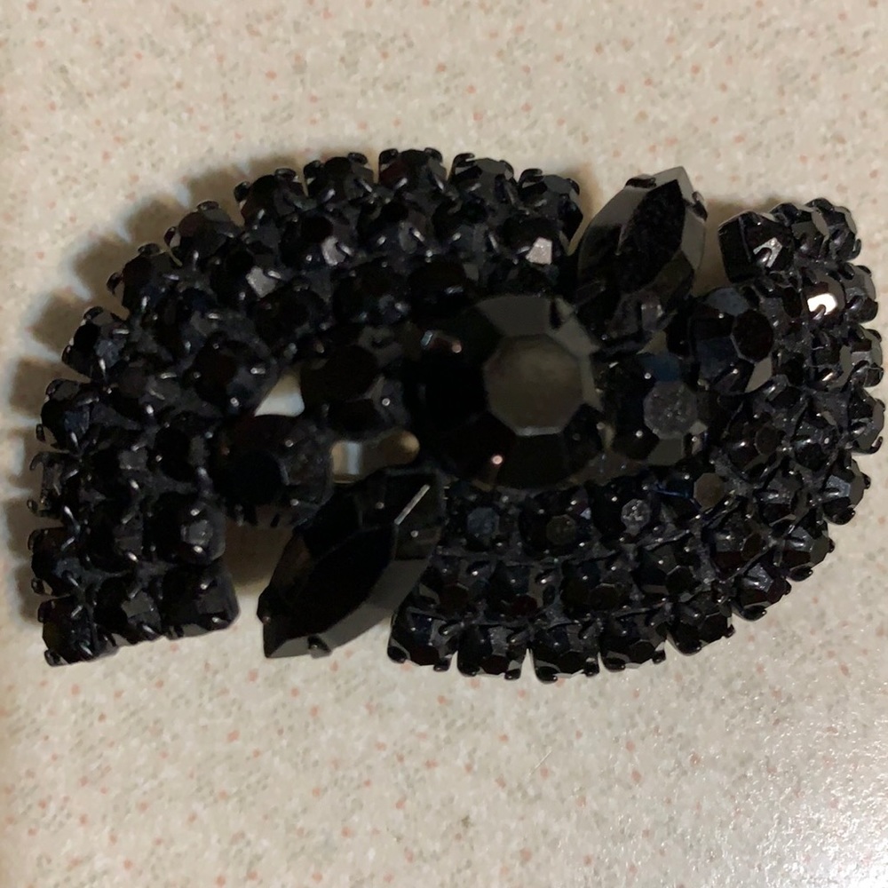 Black rhinestone broach (107)